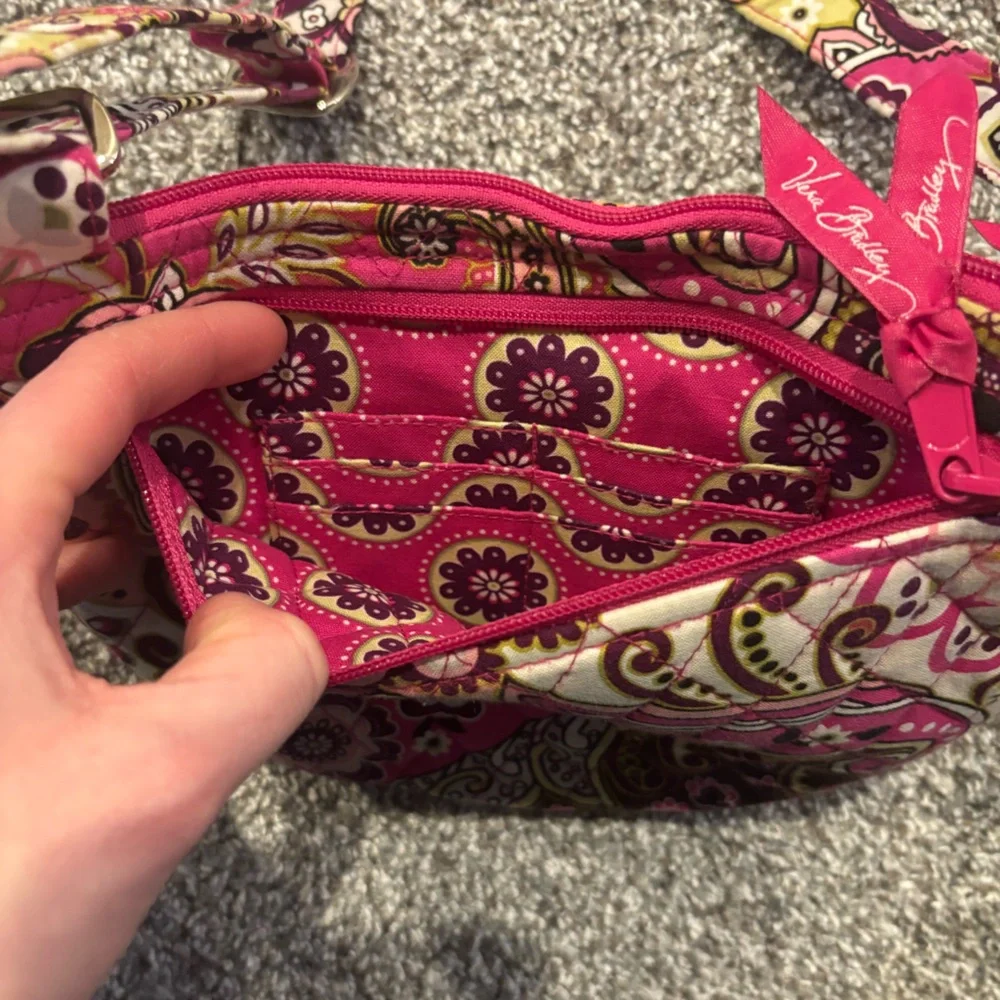 Very Berry Paisley Vera Bradley Pink Crossbody Bag Like New - Picture 3 of 6